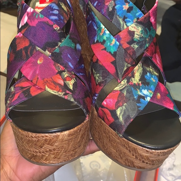SOLD HP 🎉🎊Guess wedge heel sandals brand new - Picture 4 of 5